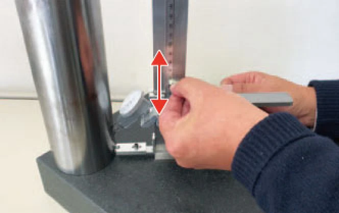 つまみを持って上下移動がスムーズ！